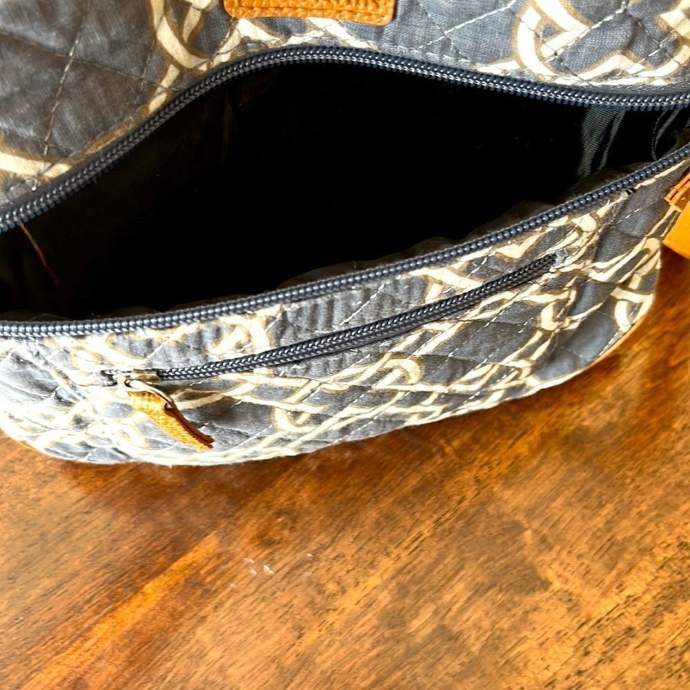 Stone Mountain Gray and White Cloth Crossbody Purse - Picture 5 of 7